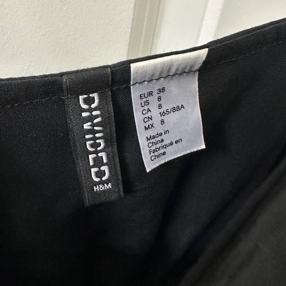 [H&M] 👗 Ruffle Mini Dress - Picture 2 of 5